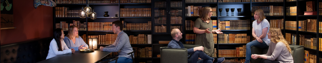 Situasjons fotograf av prosjekt gruppe til akademisk skriving podkast serie i biblioteket til Universitetet i Stavanger.